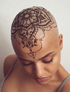 tatto en la cabeza de mujer Tatuajes en la Cabeza