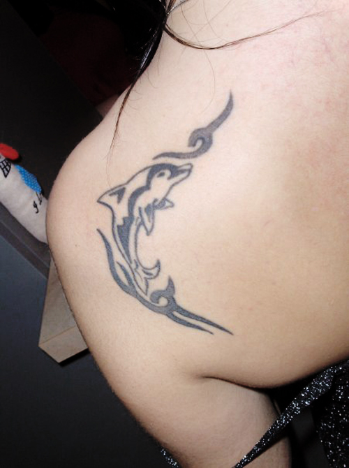tatuaje de delfin en el hombro Imagenes de Tatuajes de Delfines