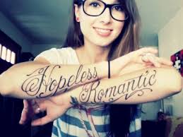 tatuaje de mujer con letras 35 Creativos Diseños de Tatuajes de Nombres y Frases