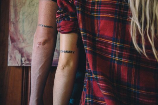 Ideas de Tatuajes de Fechas para Recordar Momentos